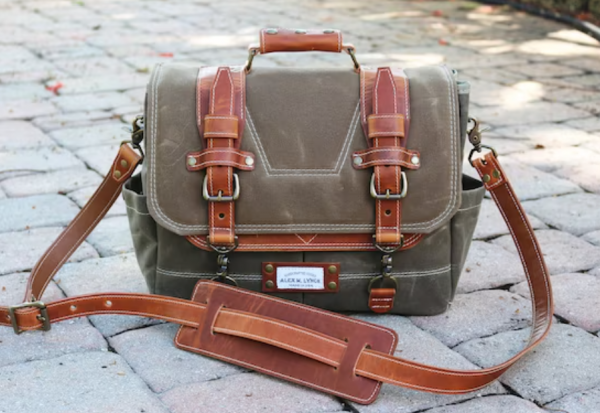 Tas kerja kulit dengan aksen tali